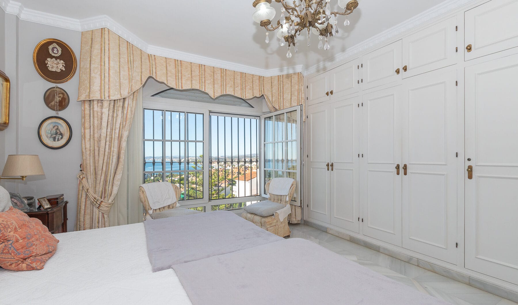 Villa with sea views in Seghers, Estepona