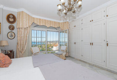 Villa with sea views in Seghers, Estepona