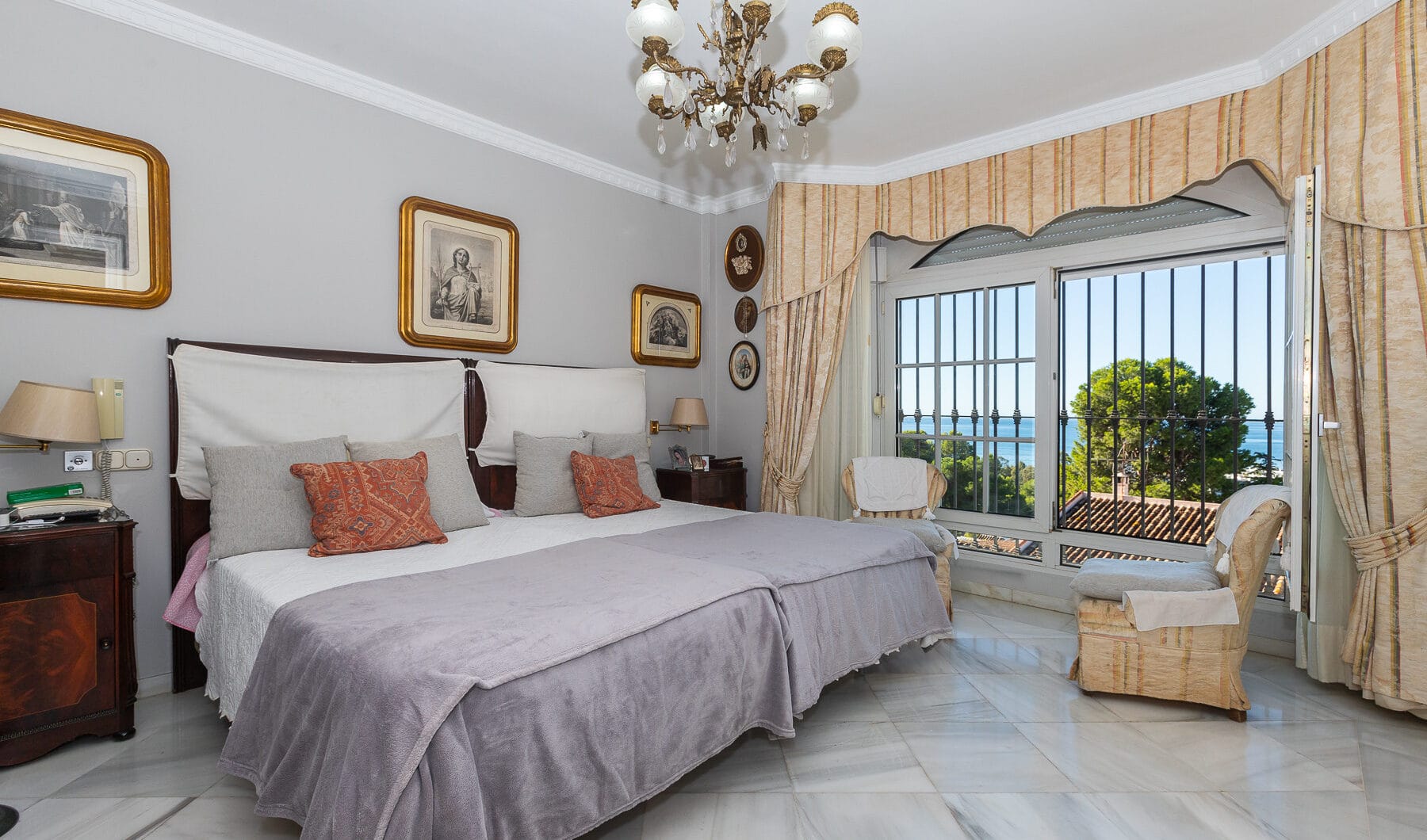 Villa with sea views in Seghers, Estepona