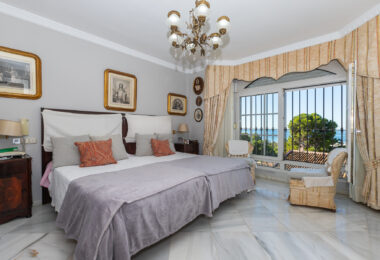 Villa with sea views in Seghers, Estepona