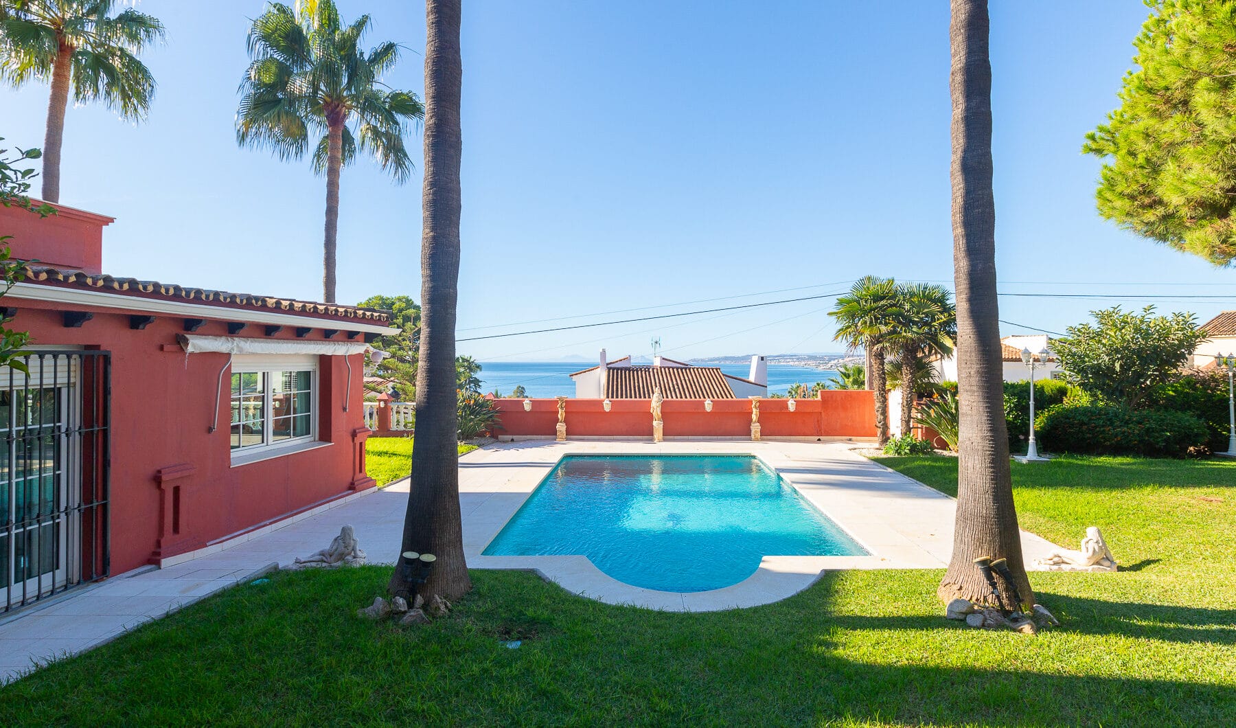 Villa with sea views in Seghers, Estepona