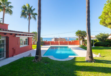 Villa with sea views in Seghers, Estepona