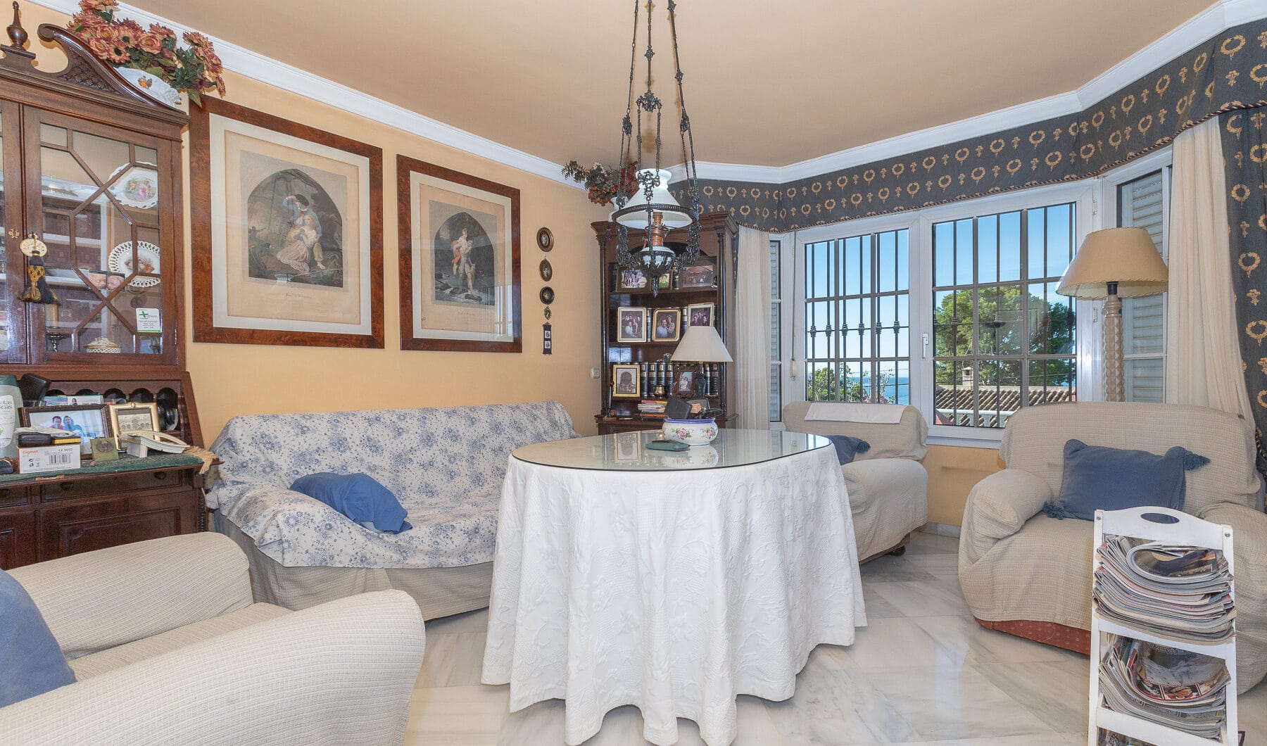 Villa with sea views in Seghers, Estepona