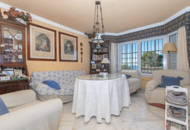 Villa with sea views in Seghers, Estepona