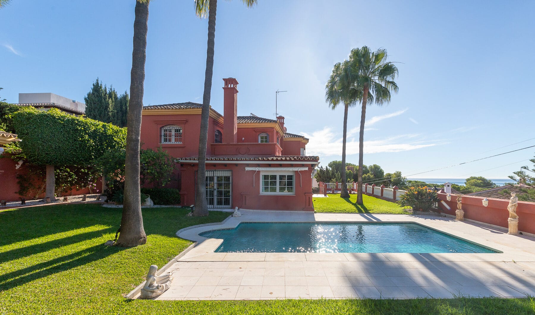 Villa with sea views in Seghers, Estepona