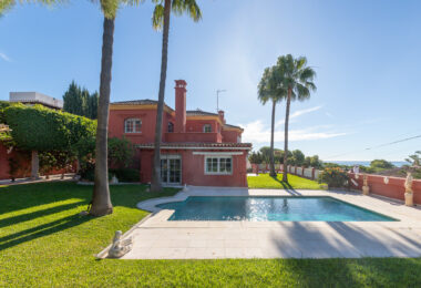Villa with sea views in Seghers, Estepona