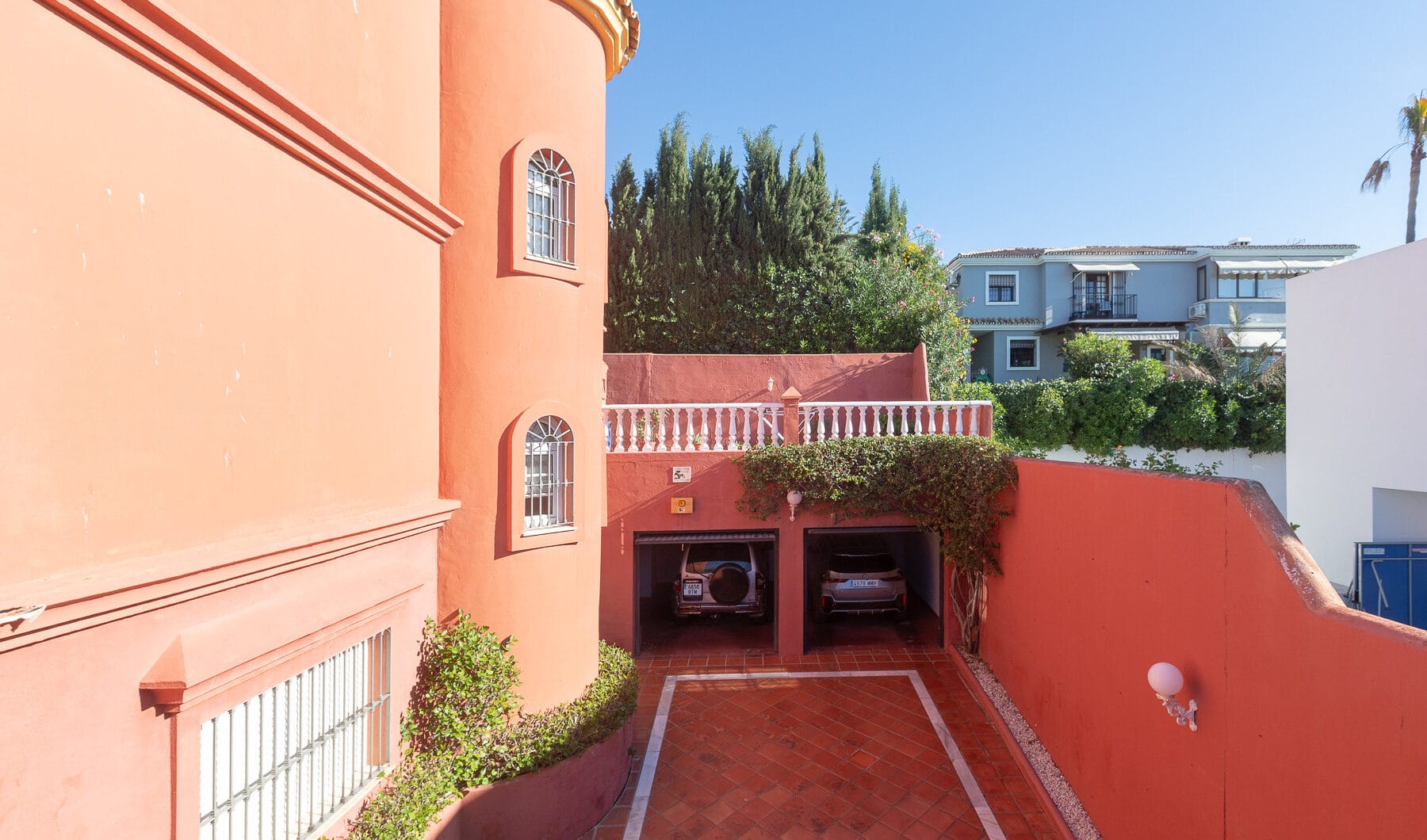 Villa with sea views in Seghers, Estepona