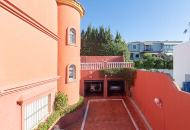 Villa with sea views in Seghers, Estepona