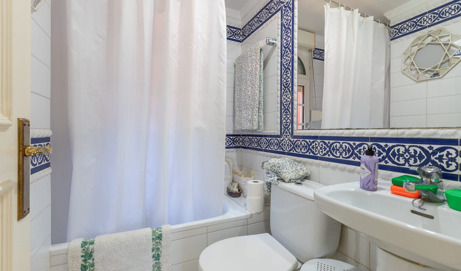 Villa with sea views in Seghers, Estepona