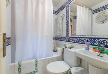 Villa with sea views in Seghers, Estepona
