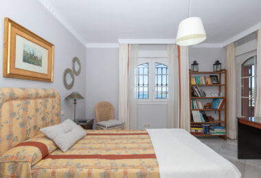 Villa with sea views in Seghers, Estepona