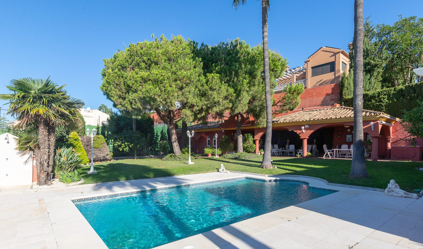 Villa with sea views in Seghers, Estepona