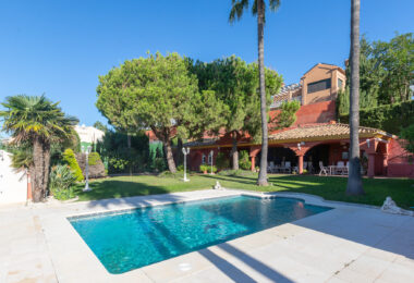 Villa with sea views in Seghers, Estepona