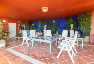 Villa with sea views in Seghers, Estepona