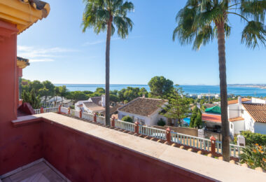 Villa with sea views in Seghers, Estepona