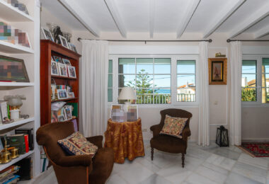 Villa with sea views in Seghers, Estepona