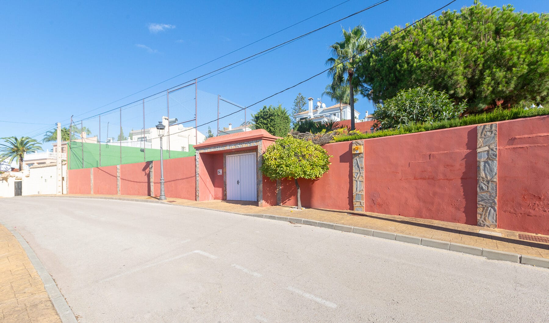 Villa with sea views in Seghers, Estepona