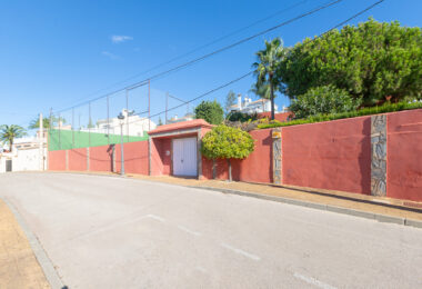 Villa with sea views in Seghers, Estepona