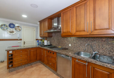Villa with sea views in Seghers, Estepona