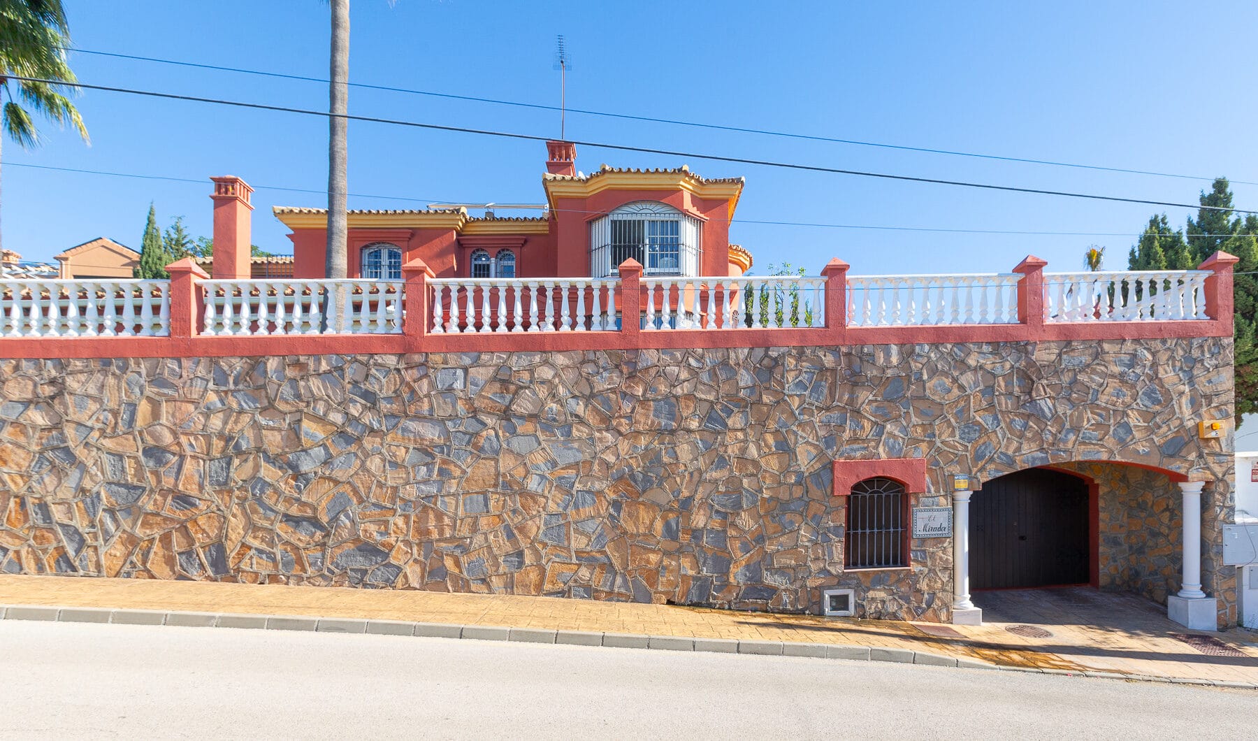 Villa with sea views in Seghers, Estepona