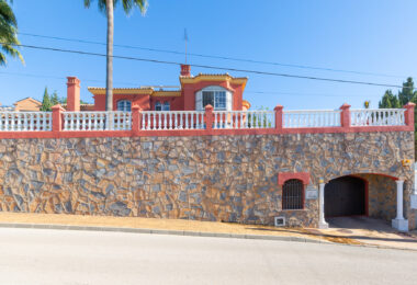 Villa with sea views in Seghers, Estepona