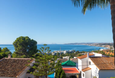Villa with sea views in Seghers, Estepona