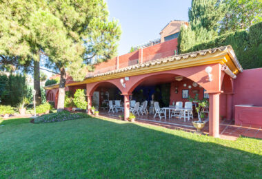Villa with sea views in Seghers, Estepona