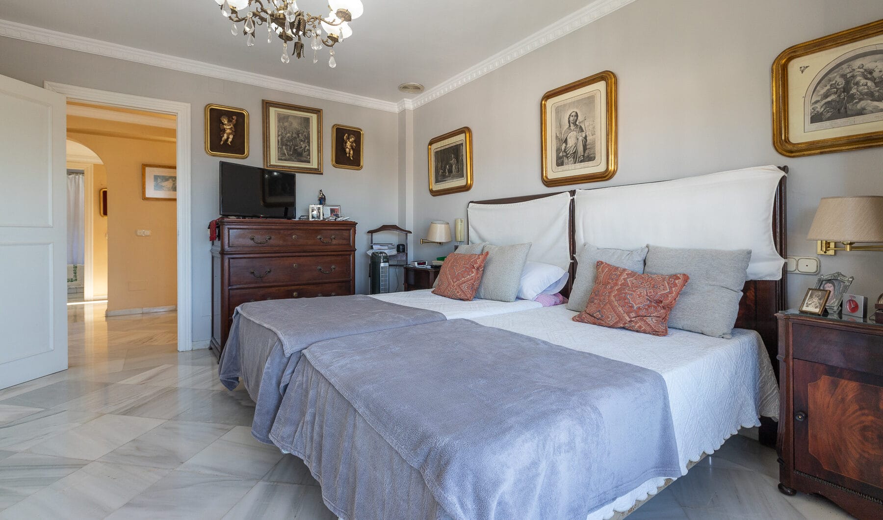 Villa with sea views in Seghers, Estepona