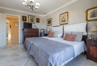 Villa with sea views in Seghers, Estepona