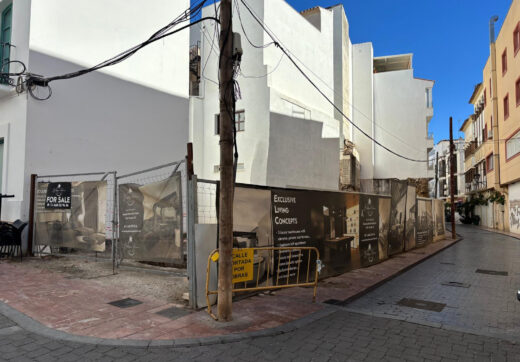 Prime Corner Plot of 190 m² in the Old Town of Estepona – 50m from the Beach, Buildable up to 800 m²